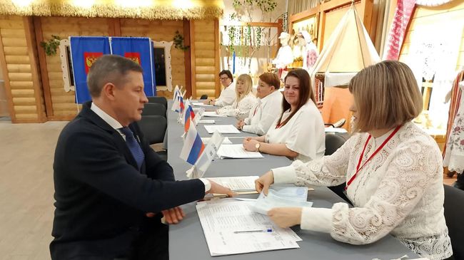 Егор Ковальчук во время голосования на выборах губернатора Брянской области и депутатов Госдумы
