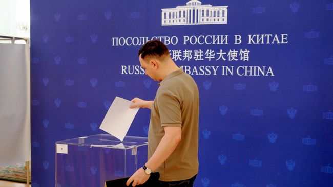 Голосование на выборах депутатов Государственной Думы РФ в российском посольстве в Пекине
