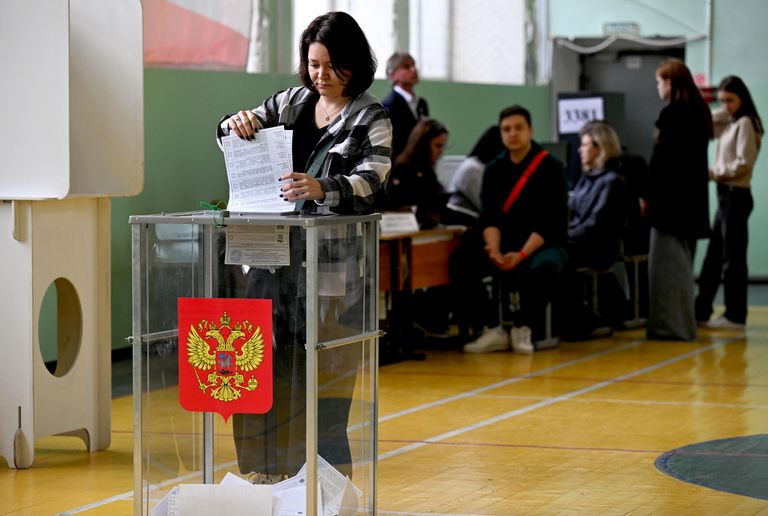 Голосование на выборах депутатов Государственной Думы РФ на избирательном участке на избирательном участке в Москве