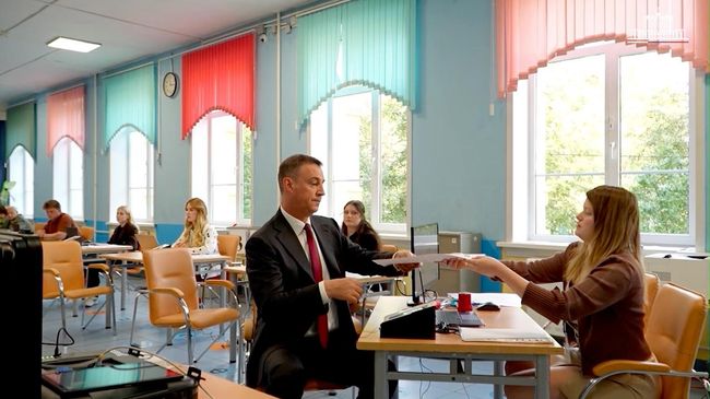 Вице-премьер Дмитрий Патрушев во время голосования на избирательном участке в Москве. 19 сентября 2026