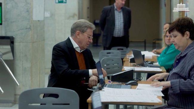 Вице-премьер России Виталий Савельев голосует на выборах депутатов Госдумы на избирательном участке в Москве