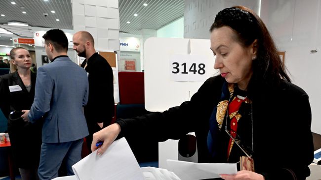 Голосование на избирательном участке в Москве на выборах депутатов Государственной Думы РФ девятого созыва.