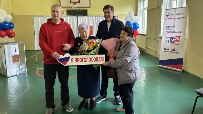 Ветеран Великой Отечественной войны Адельфина Мазятова во время голосования на избирательном участке в подмосковном Дзержинском