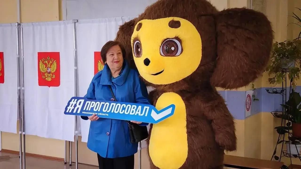 Чебурашка на избирательном участке в подмосковных Бронницах Чебурашка на избирательном участке в подмосковных Бронницах - РИА Новости, 1920, 19.09.2026