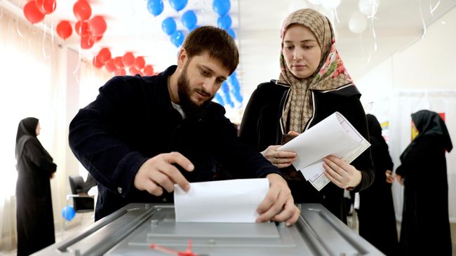 Голосование на избирательном участке в селе Ахмат-Юрт в Чеченской республике