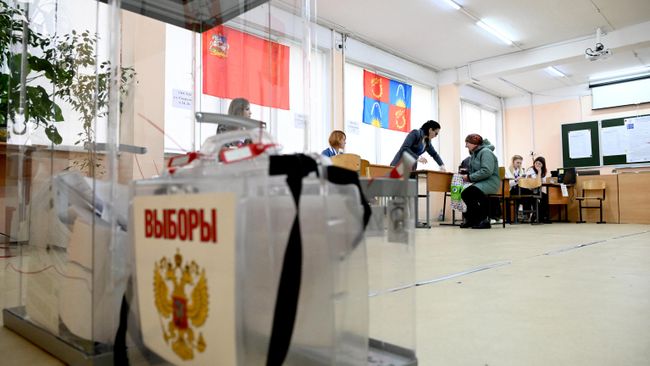 Голосование на выборах депутатов Государственной думы РФ девятого созыва на избирательном участке в Балашихе