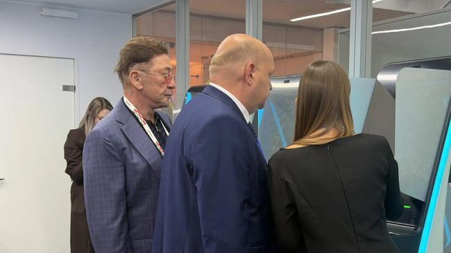 Григорий Лепс голосует на избирательном участке в Москве