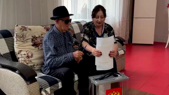 Житель Чегемского района Кабардино-Балкарии Аслан Габоев во время голосования 