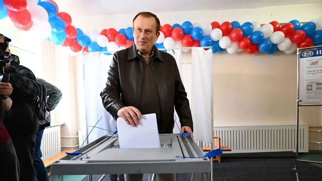 Губернатор Ленинградской области Александр Дрозденко во время голосования Губернатор Ленинградской области Александр Дрозденко во время голосования