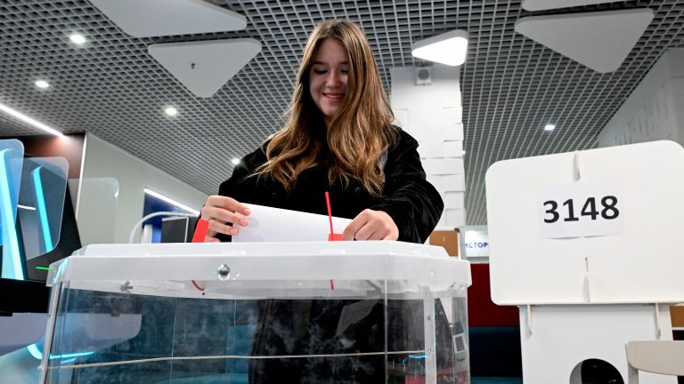 Голосование на избирательном участке №3148 в Москве на выборах депутатов Государственной Думы РФ девятого созыва Голосование на избирательном участке №3148 в Москве на выборах депутатов Государственной Думы РФ девятого созыва