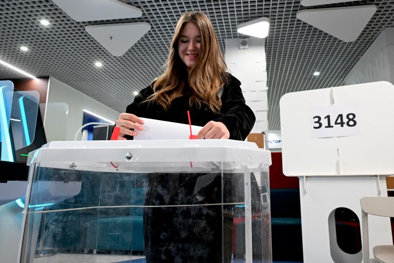Голосование на избирательном участке №3148 в Москве на выборах депутатов Государственной Думы РФ девятого созыва