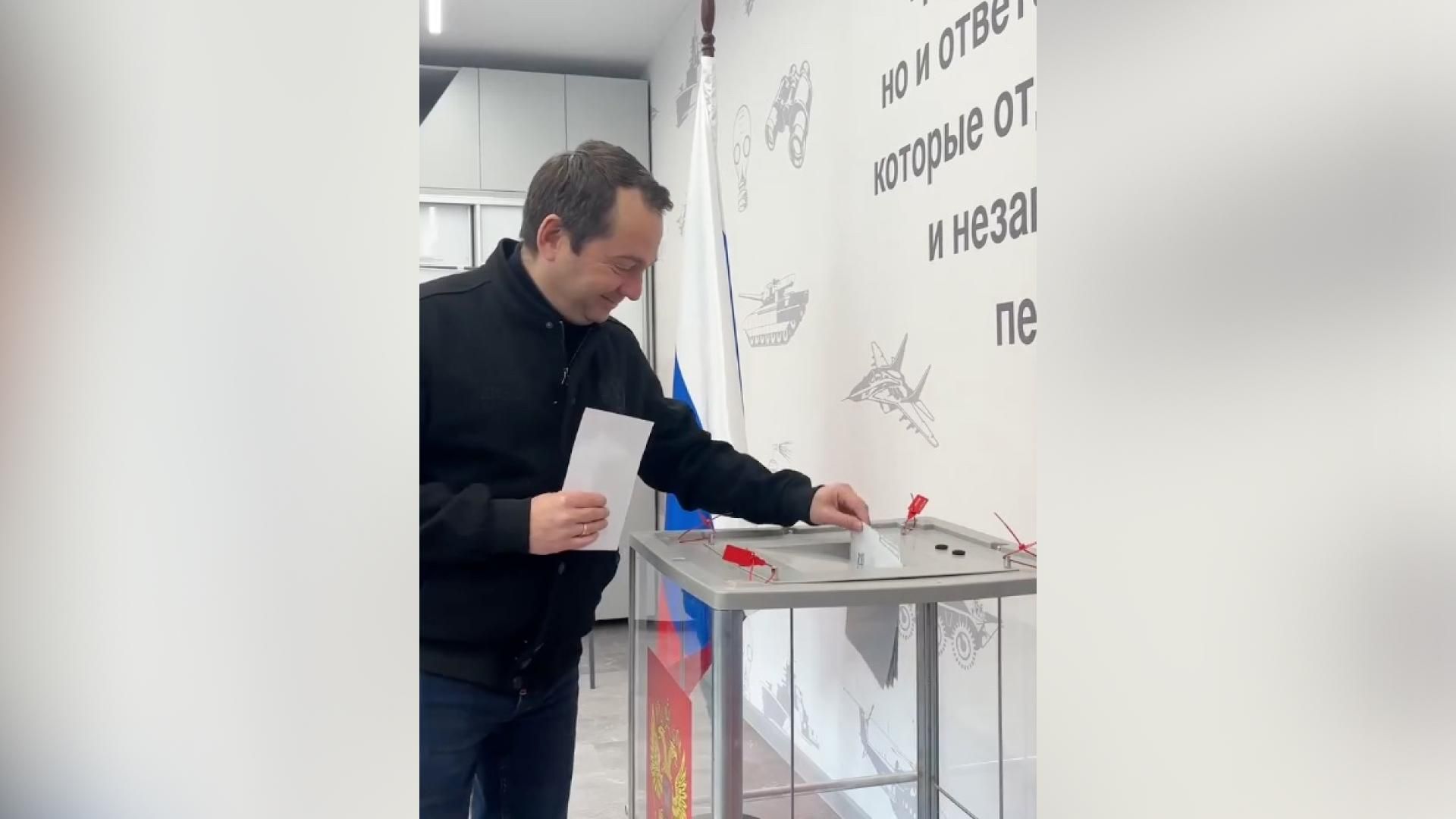 Губернатор Мурманской области Андрей Чибис проголосовал на выборах депутатов Государственной думы Губернатор Мурманской области Андрей Чибис проголосовал на выборах депутатов Государственной думы - РИА Новости, 1920, 19.09.2026