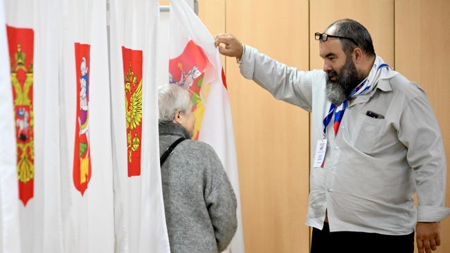 Голосование на выборах депутатов Государственной думы РФ девятого созыва на избирательном участке в Балашихе
