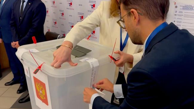Россияне голосуют на избирательном участке в Азербайджане