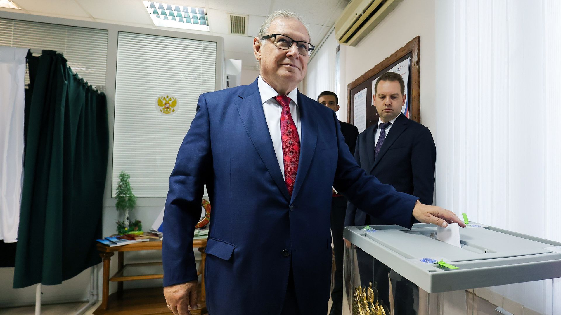 Посол Озеров голосует на выборах в Госдуму РФ в Кишиневе Посол Озеров голосует на выборах в Госдуму РФ в Кишиневе - РИА Новости, 1920, 20.09.2026
