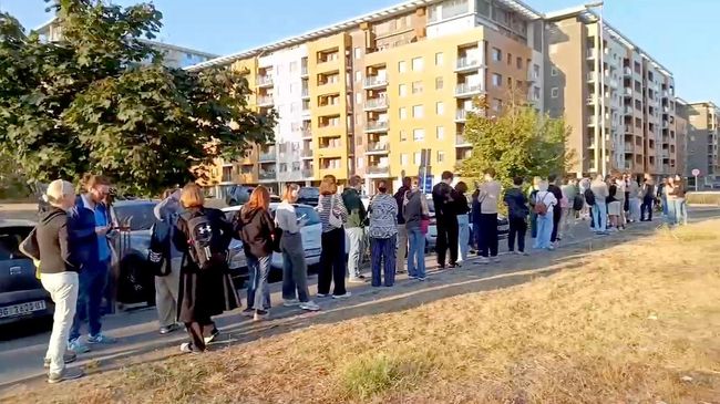 Очередь перед избирательным участком в Белграде на выборах в Госдуму РФ Очередь перед избирательным участком в Белграде на выборах в Госдуму РФ