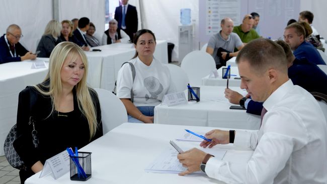 Голосование на избирательном участке в Бишкеке на выборах депутатов Государственной Думы РФ девятого созыв