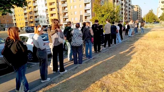 Очередь в Белграде на выборах в Госдуму РФ до открытия участка