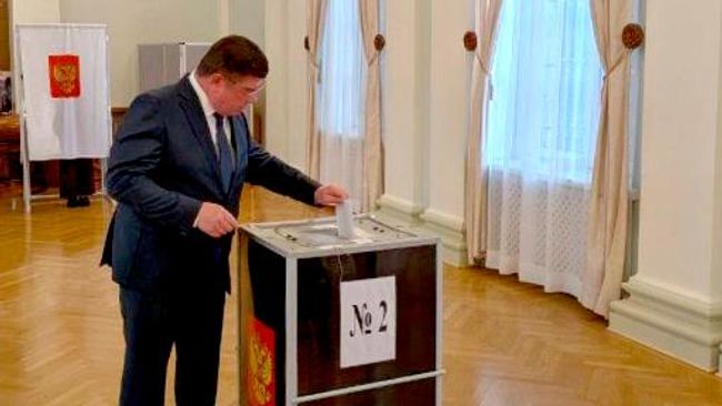 Российский посол в Финляндии Павел Кузнецов проголосовал на выборах в Государственную думу на избирательном участке в Хельсинки