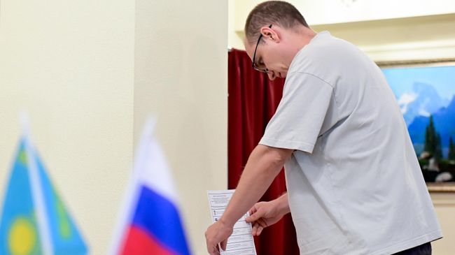 Голосование на избирательном участке № 8133 на территории Генерального консульства РФ в Алма-Ате на выборах депутатов Государственной Думы РФ девятого созыва