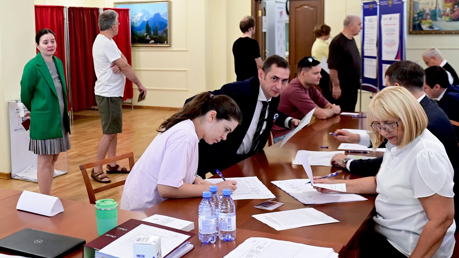 Голосование на выборах в Госдуму РФ в Алма-Ате Голосование на выборах в Госдуму РФ в Алма-Ате - РИА Новости, 1920, 20.09.2026
