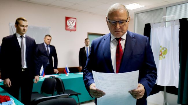 Посол РФ в Молдавии Олег Озеров голосует на выборах депутатов Государственной Думы РФ девятого созыва на избирательном участке в Кишиневе