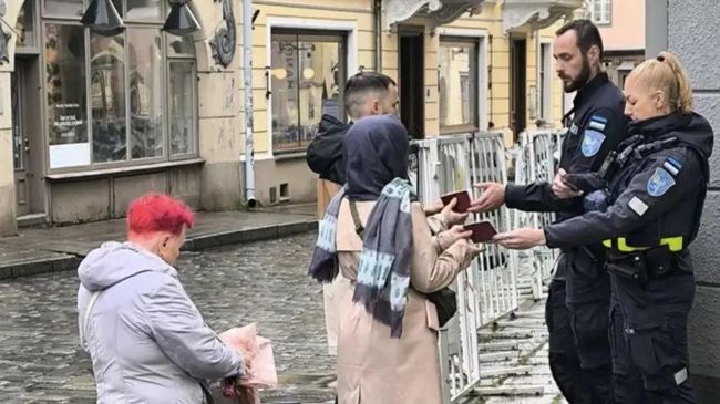 Полиция в Таллине проверяет документы возле посольства РФ у граждан России, желающих проголосовать на выборах в ГД