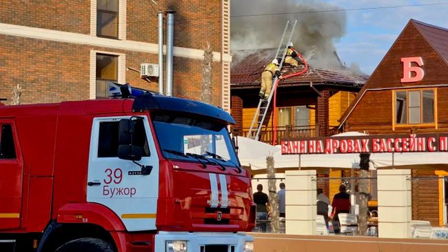 Тушение пожара в торговых павильонах на улице Верхняя дорога в курортном поселке Витязево