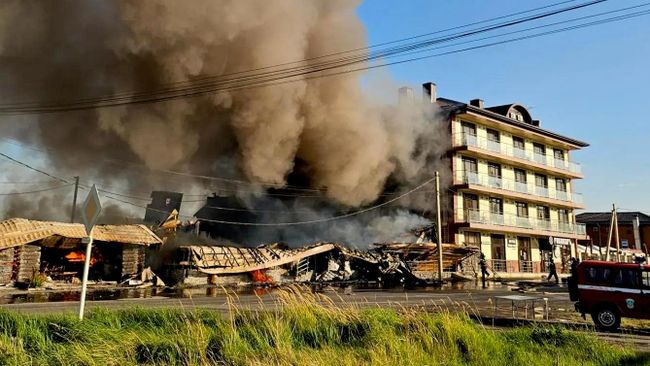 Горящие торговые павильоны на улице Верхняя дорога в курортном поселке Витязево
