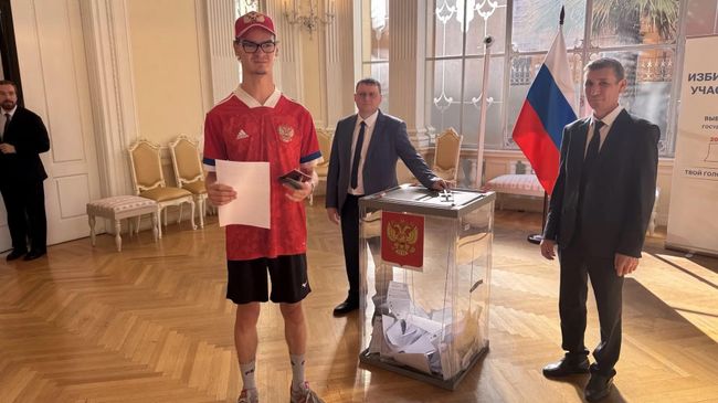 Голосование на избирательном участке в Риме