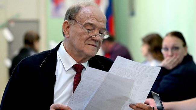 Председатель ЦК КПРФ Геннадий Зюганов голосует на выборах депутатов Государственной Думы IX созыва на избирательном участке в Москве