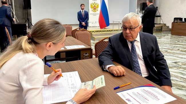 Посол РФ в Турции Сергей Вершинин во время голосования на выборах депутатов Государственной Думы РФ девятого созыва в российском посольстве в Анкаре