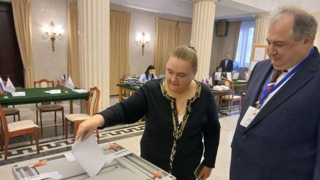 Посол России в Польше Георгий Михно с супругой проголосовали на избирательном участке в Варшаве
