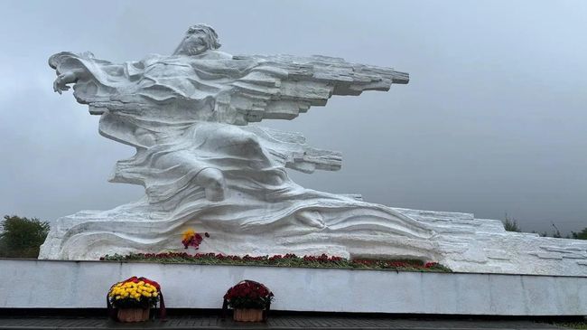 Возложение цветов к памятнику погибшим от схода ледника Колка в Северной Осетии