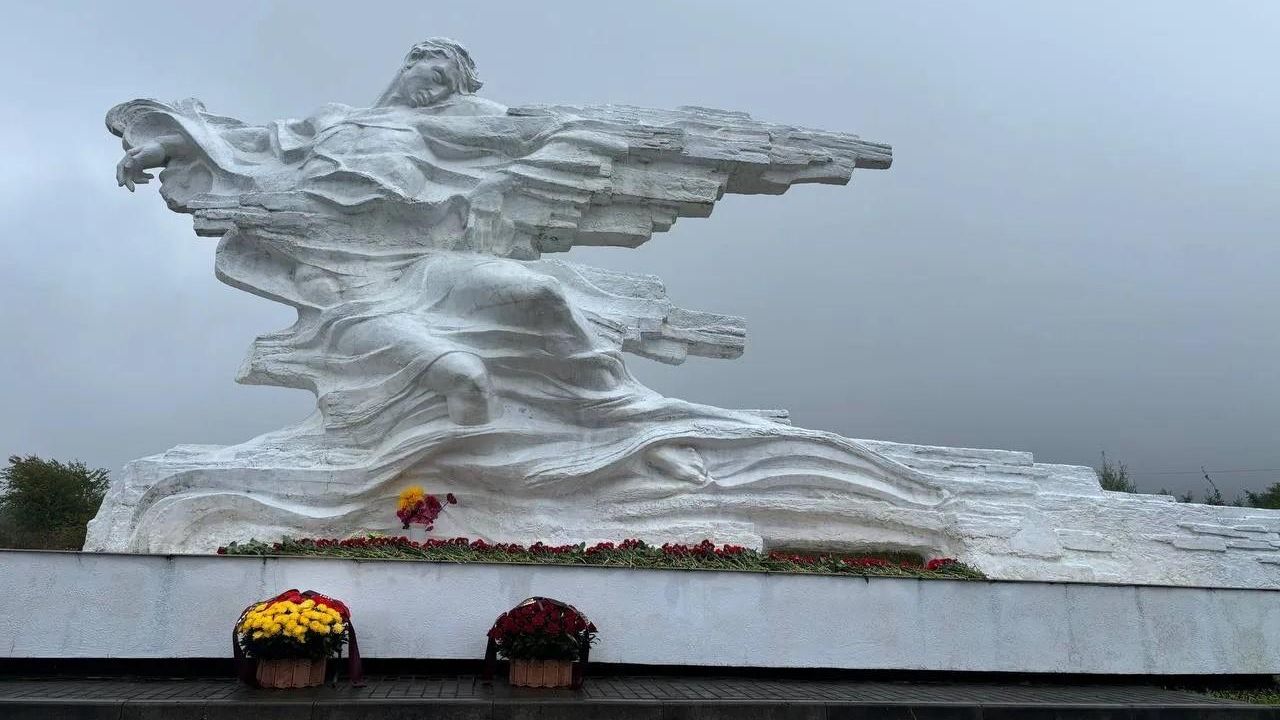 Возложение цветов к памятнику погибшим от схода ледника Колка в Северной Осетии - РИА Новости, 1920, 20.09.2026