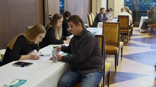 Голосование на избирательном участке в Париже