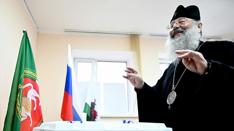 Митрополит Казанский и Татарстанский Кирилл голосует на избирательном участке в Казани на выборах депутатов Государственной Думы РФ девятого созыва Митрополит Казанский и Татарстанский Кирилл голосует на избирательном участке в Казани на выборах депутатов Государственной Думы РФ девятого созыва