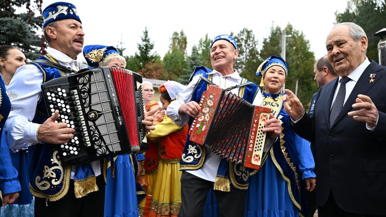 Праздничные гуляния у избирательного участка в Казани на выборах депутатов Государственной Думы РФ девятого созыва Праздничные гуляния у избирательного участка в Казани на выборах депутатов Государственной Думы РФ девятого созыва