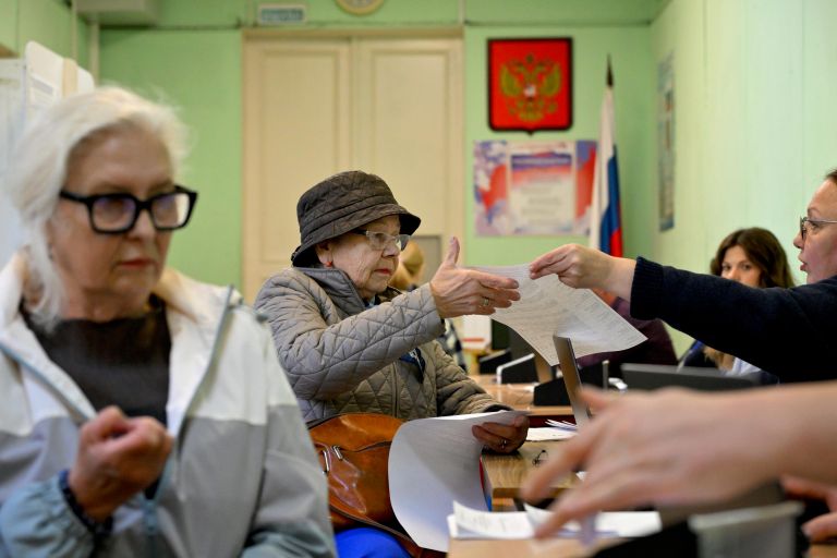 Голосование на выборах депутатов Государственной Думы IX созыва на избирательном участке №143 в школе №1574 в Москве Голосование на выборах депутатов Государственной Думы IX созыва на избирательном участке №143 в школе №1574 в Москве