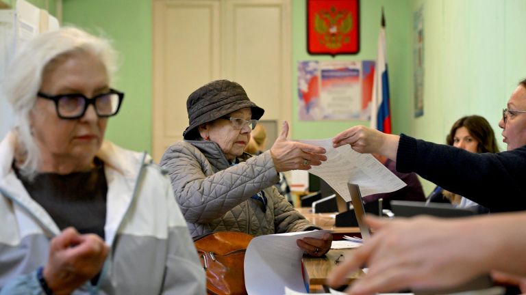 Голосование на выборах депутатов Государственной Думы IX созыва на избирательном участке №143 в школе №1574 в Москве Голосование на выборах депутатов Государственной Думы IX созыва на избирательном участке №143 в школе №1574 в Москве