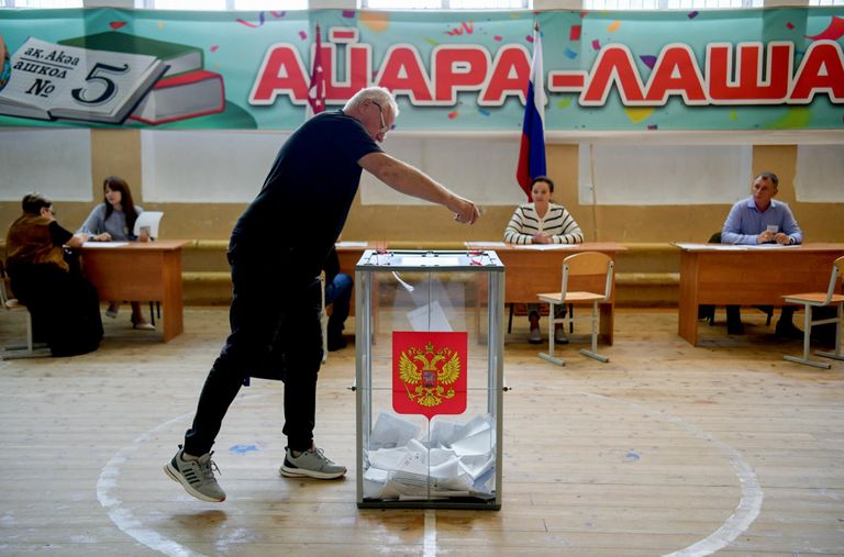 Голосование на выборах депутатов Государственной Думы РФ девятого созыва на избирательном участке в Сухуме Голосование на выборах депутатов Государственной Думы РФ девятого созыва на избирательном участке в Сухуме