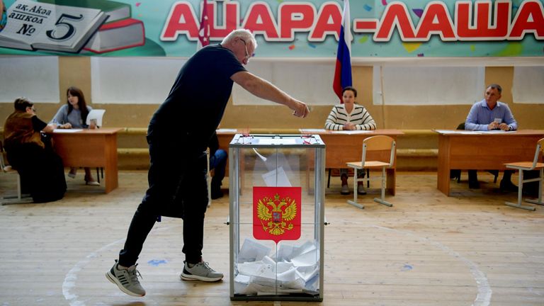 Голосование на выборах депутатов Государственной Думы РФ девятого созыва на избирательном участке в Сухуме Голосование на выборах депутатов Государственной Думы РФ девятого созыва на избирательном участке в Сухуме