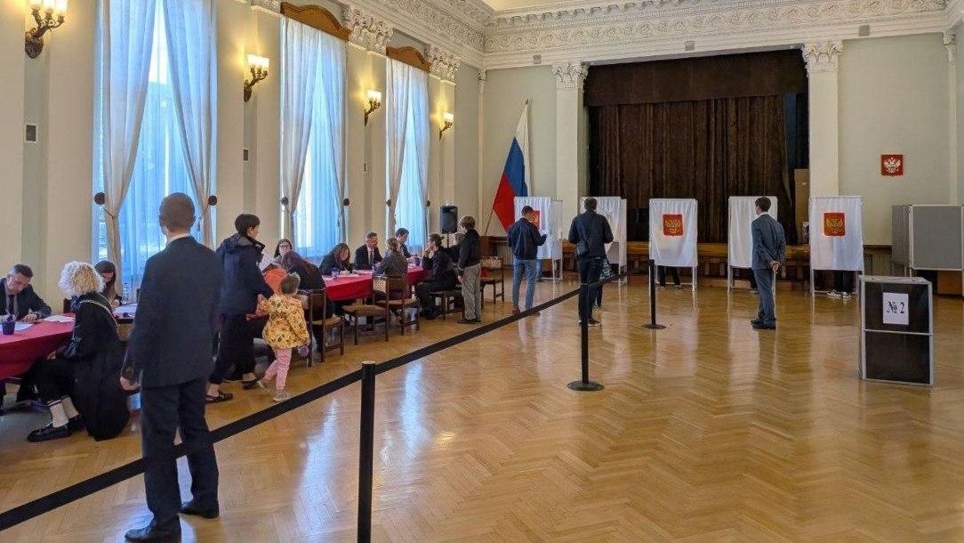 Голосование на выборах депутатов Государственной Думы РФ девятого созыва на избирательном участке в Хельсинки - РИА Новости, 1920, 20.09.2026