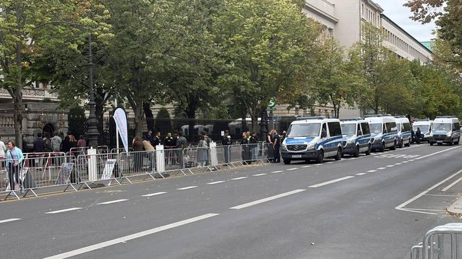 Экстренные службы у избирательного участка на выборах депутатов Государственной Думы РФ девятого созыва в Берлине