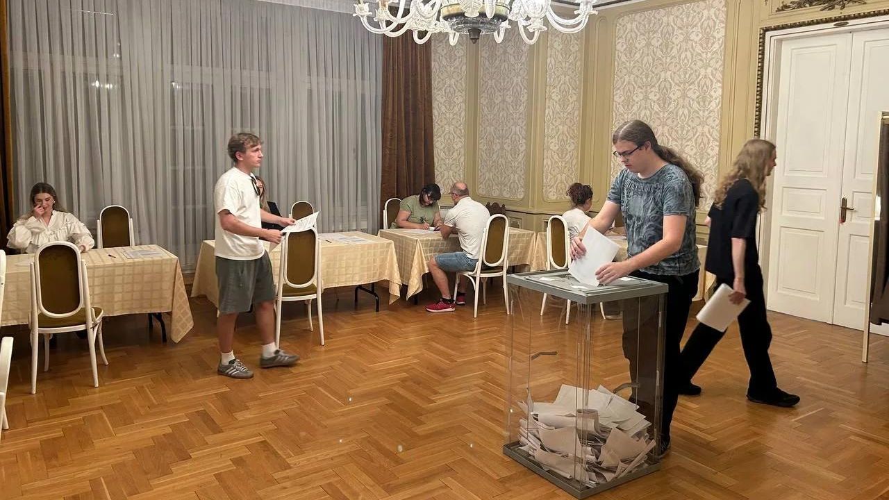 Голосование на выборах в Госдуму РФ на участке в Российском культурном центре в Будапеште Голосование на выборах в Госдуму РФ на участке в Российском культурном центре в Будапеште - РИА Новости, 1920, 20.09.2026
