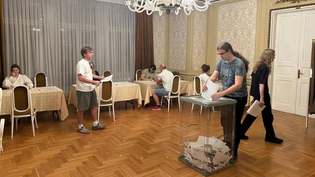 Голосование на выборах в Госдуму РФ на участке в Российском культурном центре в Будапеште