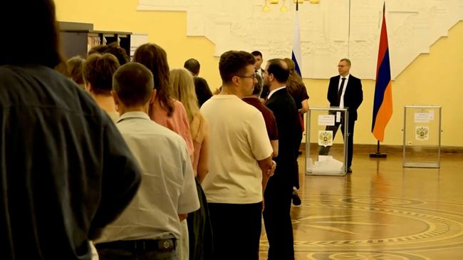 Мы любим свою Россию: соотечественники голосуют за депутатов Госдумы в Ереване Мы любим свою Россию: соотечественники голосуют за депутатов Госдумы в Ереване