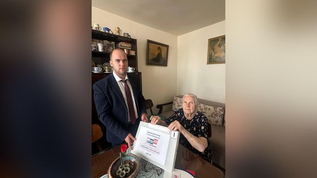 Людмила Александровна Олара (Богданова), проживающую в Бухаресте, голосует на выборах депутатов Государственной Думы РФ