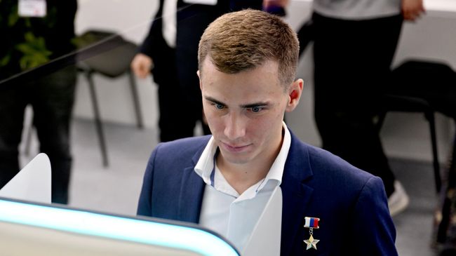 Кандидат в депутаты Государственной Думы РФ девятого созыва от партии Единая Россия Владислав Головин голосует на выборах в Госдуму