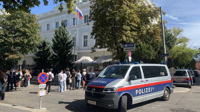 Экстренные службы возле избирательного участка в Вене